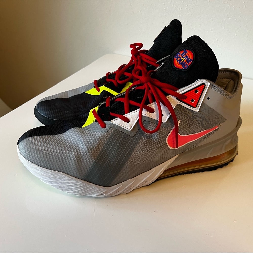 Nike LEBRON 18 LOW Bugs VS Marvin SPACE JAM Mens  CV7562-005 Sz 13 space jam